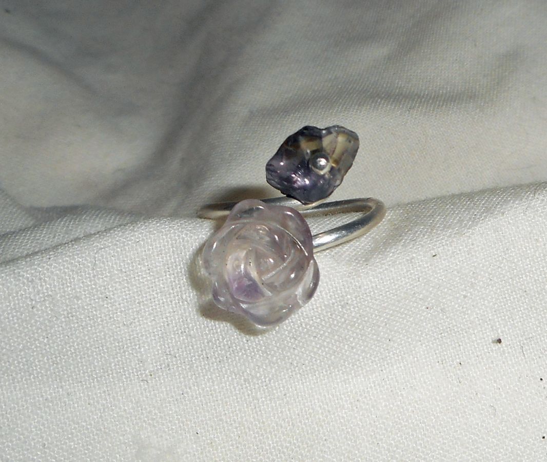 Anello con fiore e pietra in ametista viola e argento 925