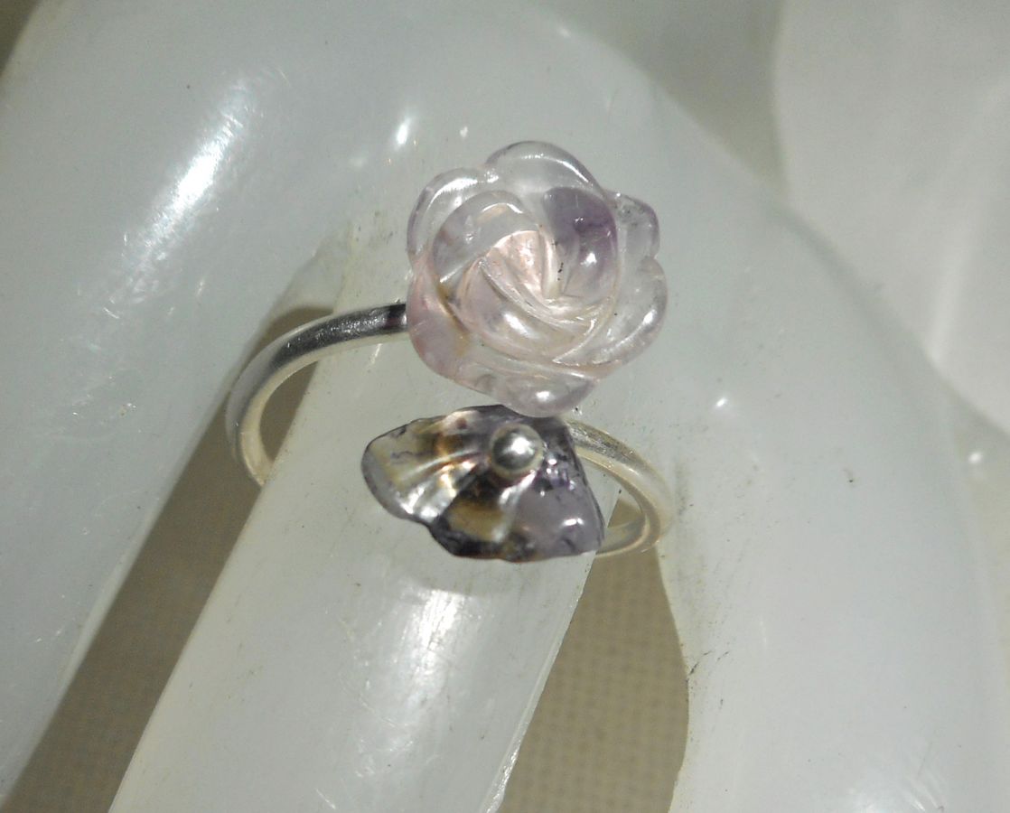 Anello con fiore e pietra in ametista viola e argento 925