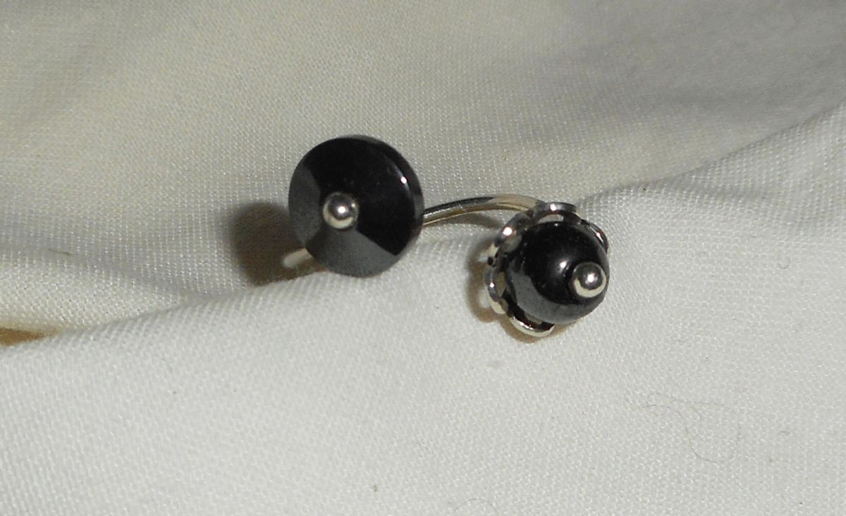 Originale anello in argento 925 con pietre di ematite grigia tonde e piatte