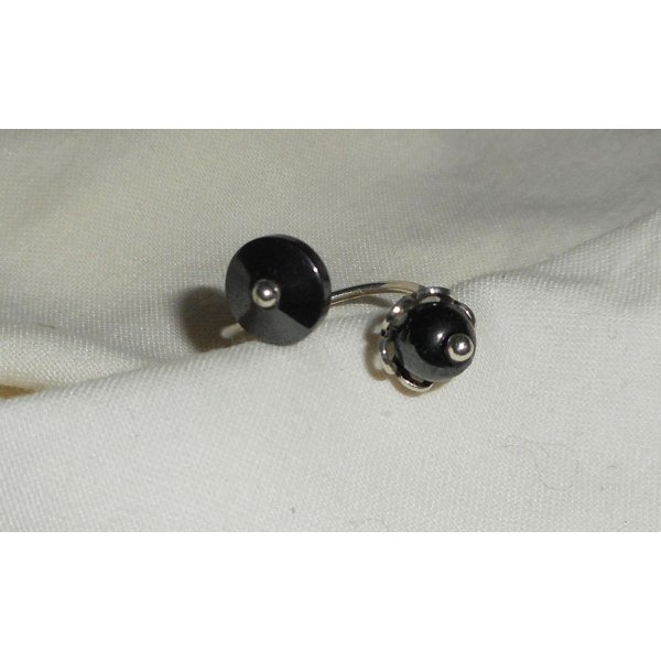 Originale anello in argento 925 con pietre di ematite grigia tonde e piatte