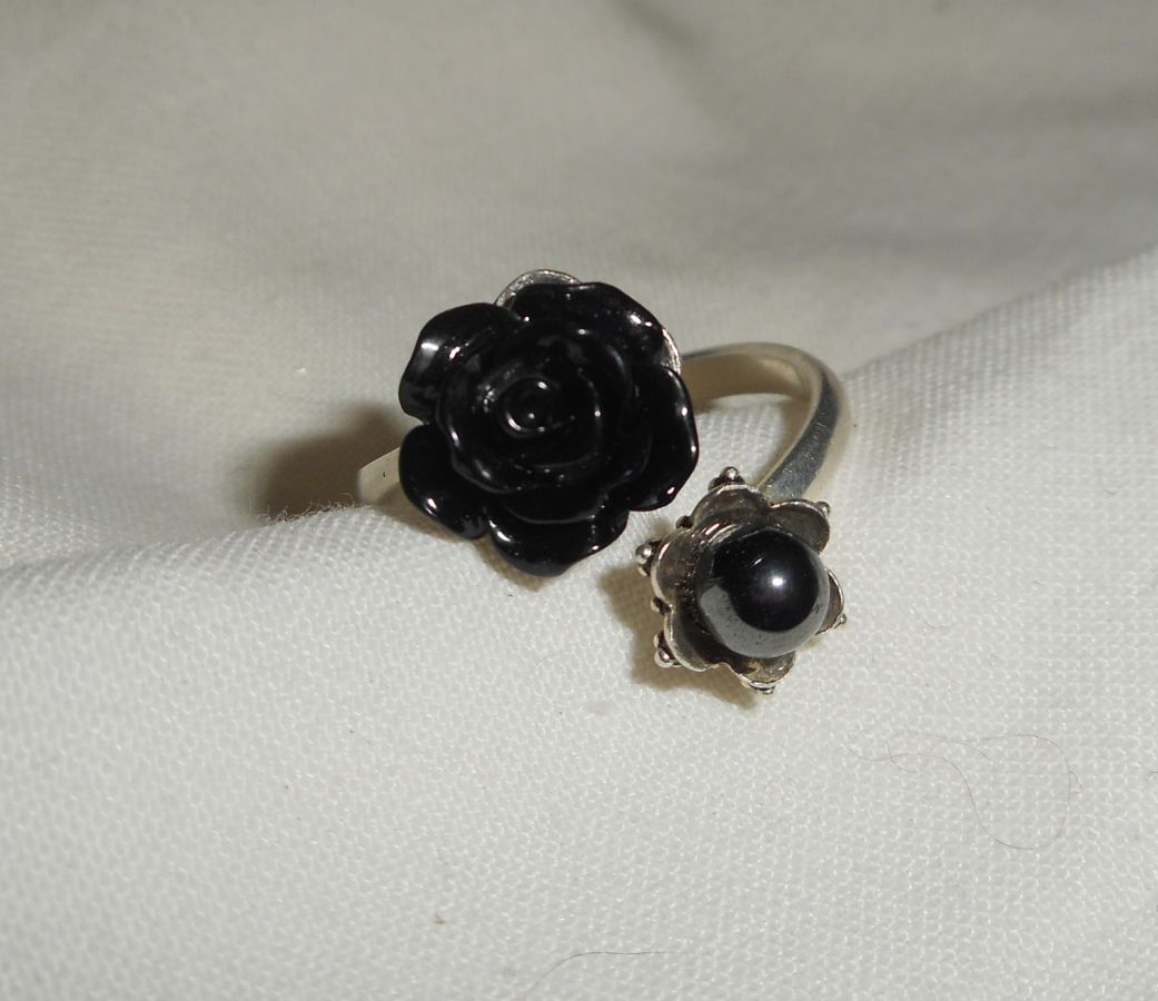 Originale anello in argento 925 con pietre rotonde di rosa nera e ematite grigia 