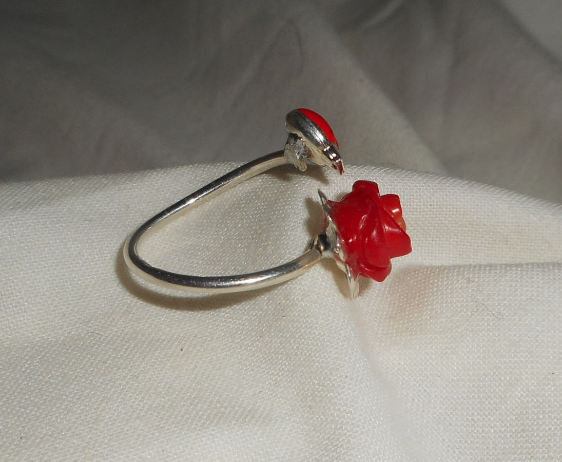 Anello originale in argento 925 con rosa di corallo e coccinella in smalto rosso