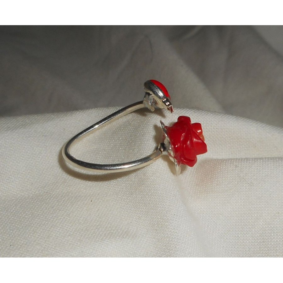 Anello originale in argento 925 con rosa di corallo e coccinella in smalto rosso