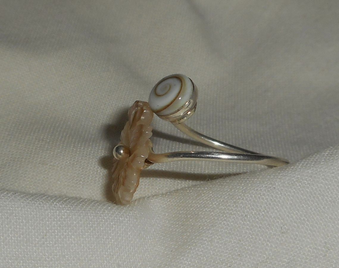 Anello originale in argento 925 con margherita in madreperla e occhio di Santa Lucia