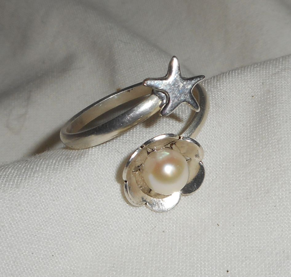 Anello originale in argento 925 con perla coltivata e stella marina