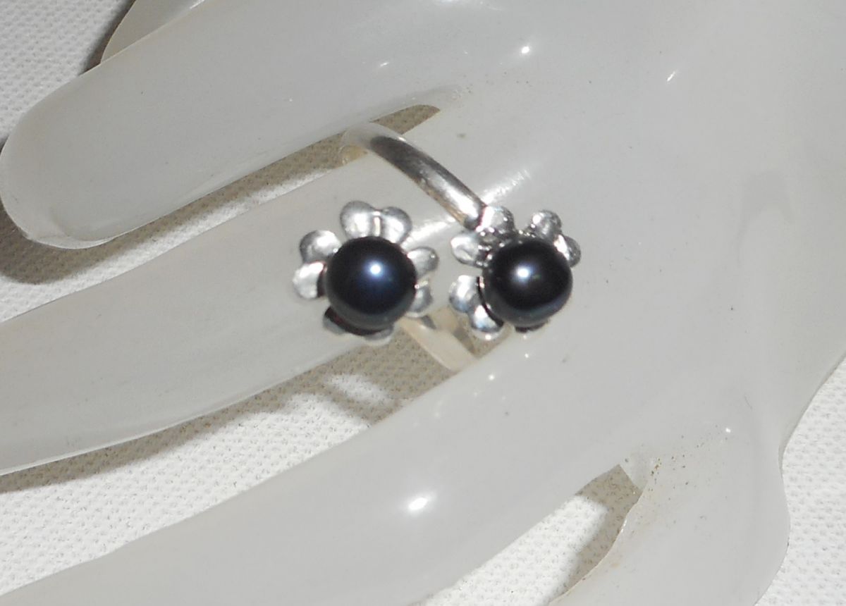 Anello originale in argento 925 con fiore e perla coltivata nera