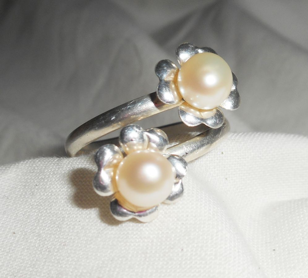 Originale anello in argento 925 con doppio fiore e perle coltivate bianche