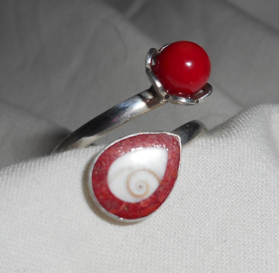 Anello originale in argento 925 con gorgone rosso e occhio di Santa Lucia