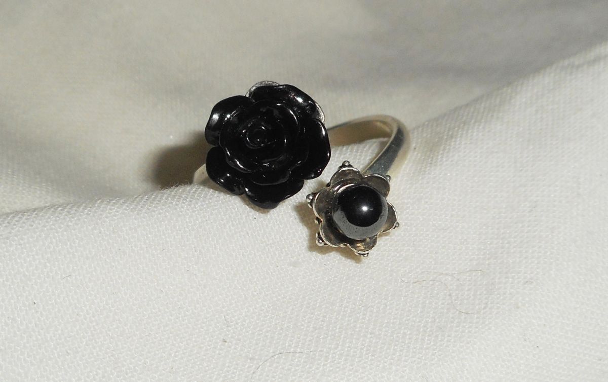 Originale anello in argento 925 con pietre rotonde di rosa nera e ematite grigia 