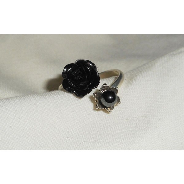 Originale anello in argento 925 con pietre rotonde di rosa nera e ematite grigia 