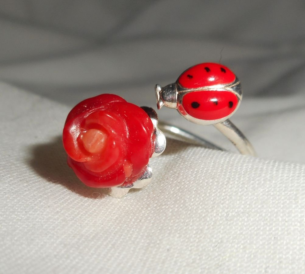 Anello originale in argento 925 con rosa di corallo e coccinella in smalto rosso