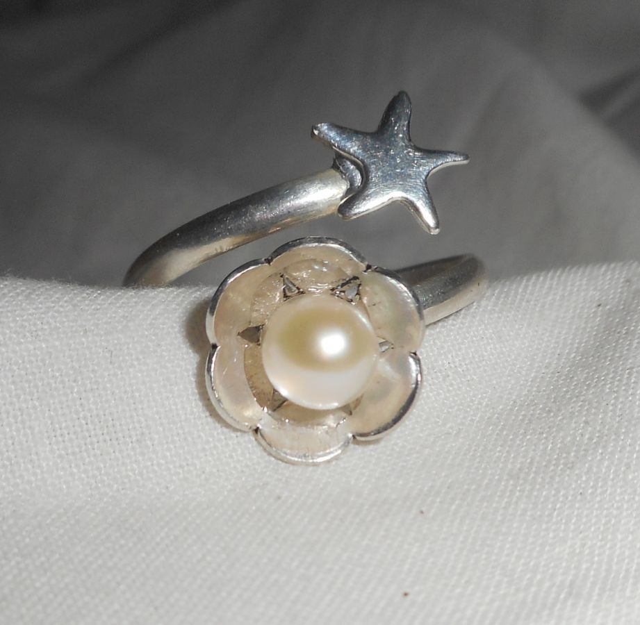 Anello originale in argento 925 con perla coltivata e stella marina