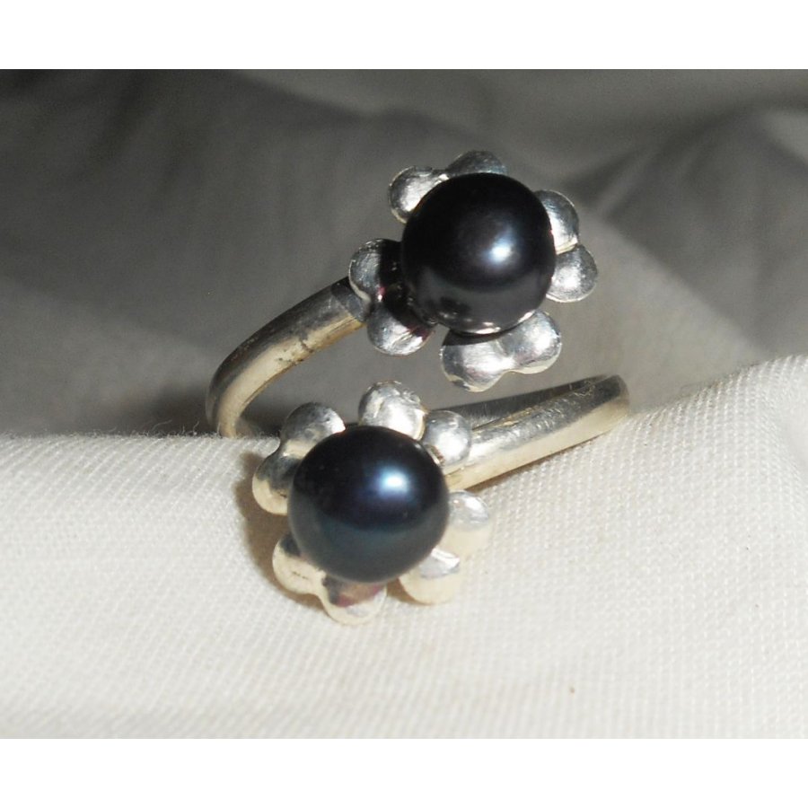 Anello originale in argento 925 con fiore e perla coltivata nera