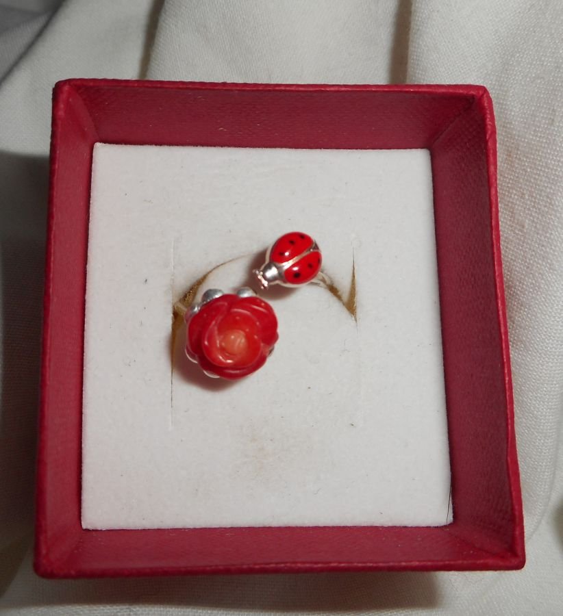 Anello originale in argento 925 con rosa di corallo e coccinella in smalto rosso