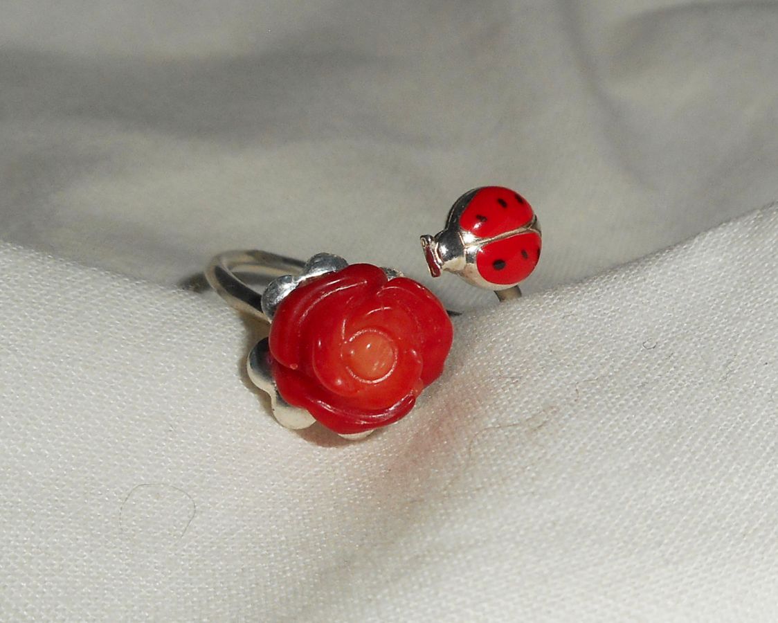 Anello originale in argento 925 con rosa di corallo e coccinella in smalto rosso