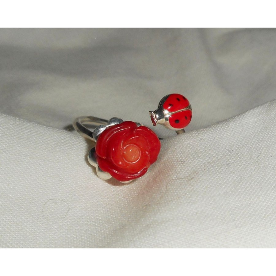 Anello originale in argento 925 con rosa di corallo e coccinella in smalto rosso