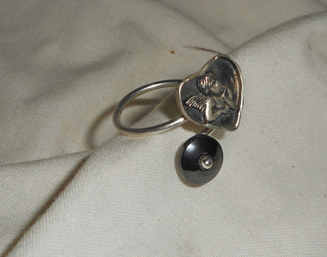 Originale anello in argento 925 con angelo a cuore e pietra ematite