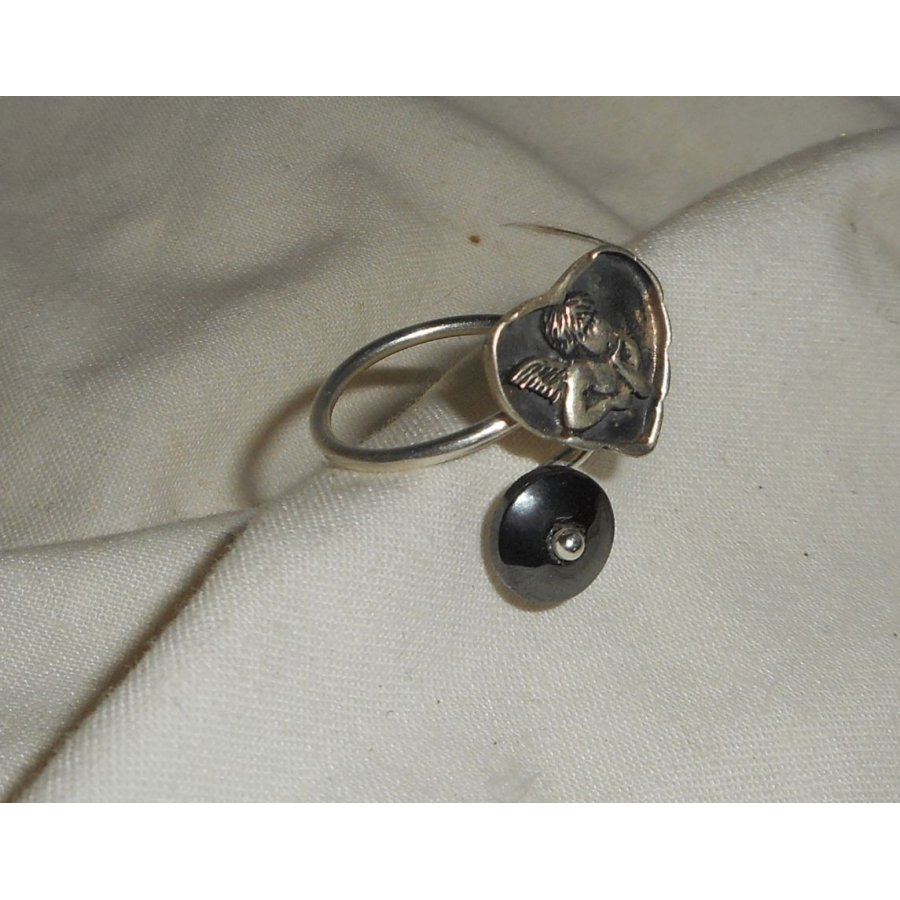 Originale anello in argento 925 con angelo a cuore e pietra ematite