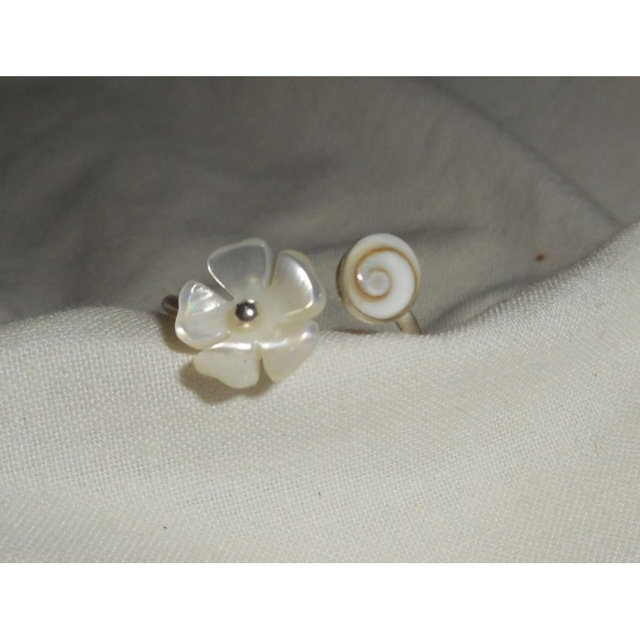 Anello originale in argento 925 con fiore di Madreperla e occhio di Santa Lucia