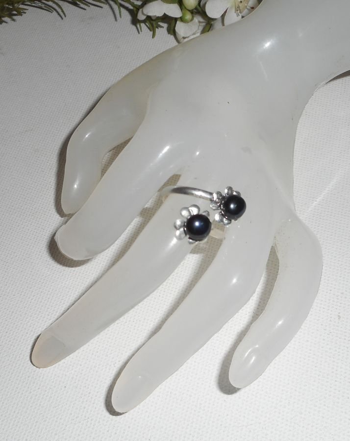 Anello originale in argento 925 con fiore e perla coltivata nera