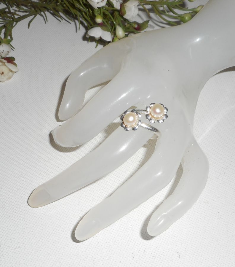 Originale anello in argento 925 con doppio fiore e perle coltivate bianche