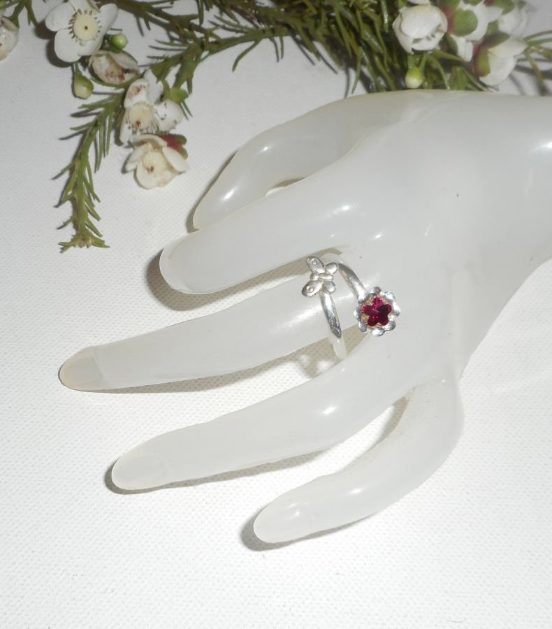 Anello originale in argento 925 con fiore e farfalla in cristallo