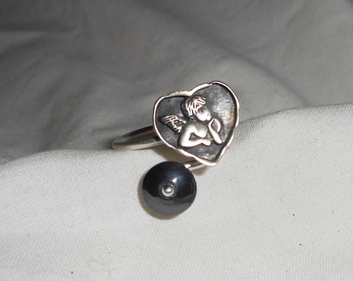 Originale anello in argento 925 con angelo a cuore e pietra ematite