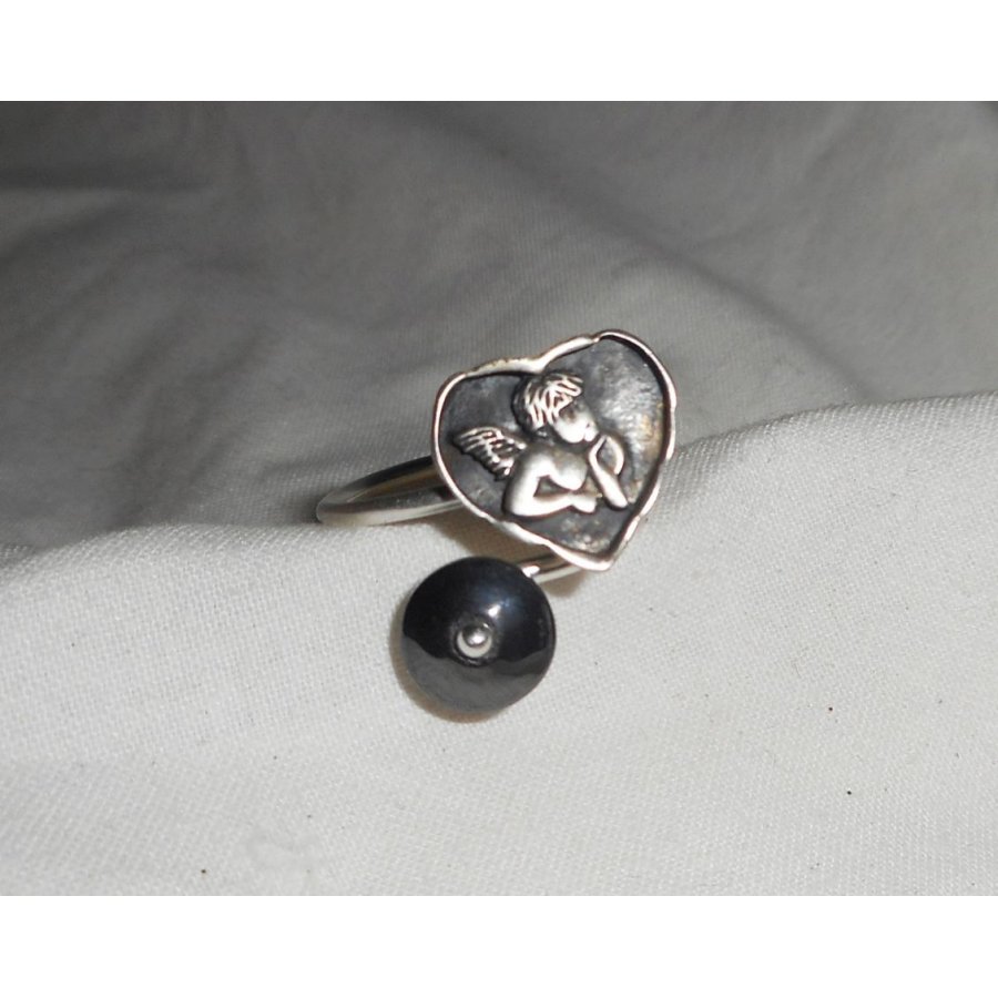 Originale anello in argento 925 con angelo a cuore e pietra ematite