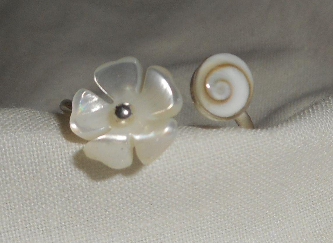 Anello originale in argento 925 con fiore di Madreperla e occhio di Santa Lucia