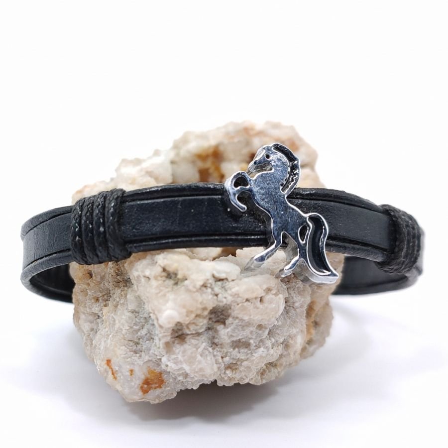 Bracciale con cavallo su cordino di cuoio 