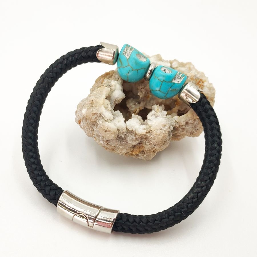 Bracciale in corda nera con doppio teschio in pietre blu