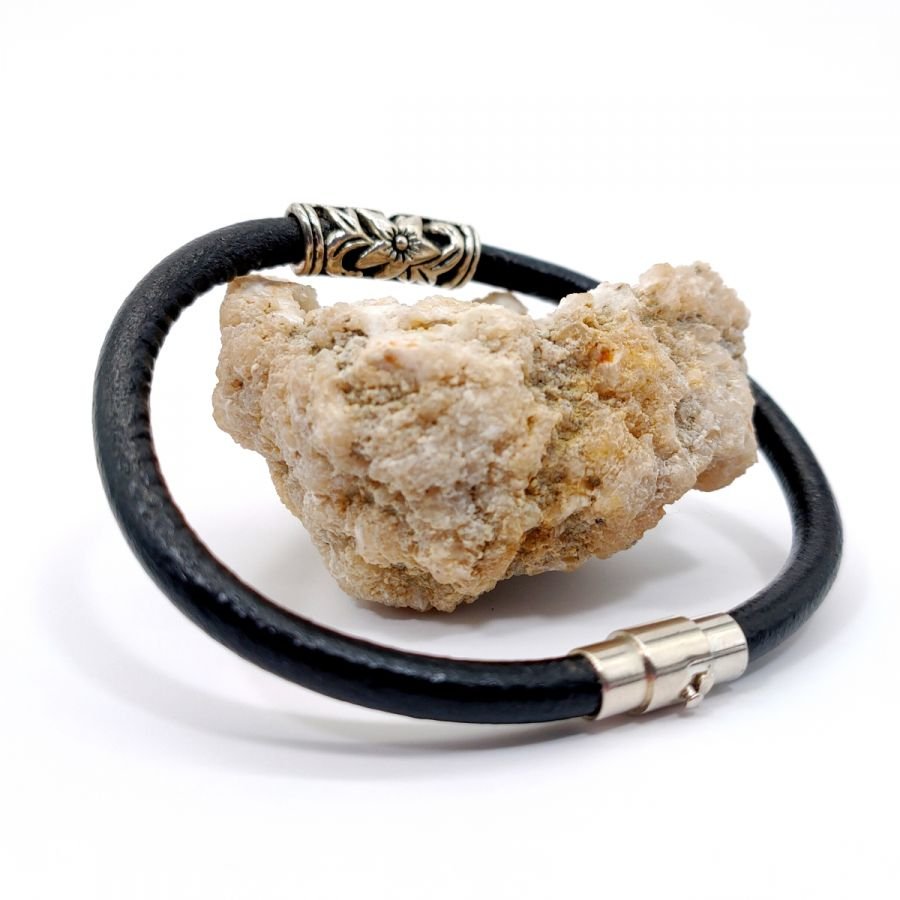 Bracciale floreale con cordoncino in pelle nera