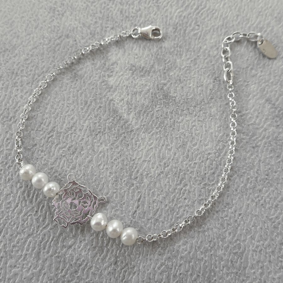 Bracciale di perle coltivate e tigri su catena d'argento 925