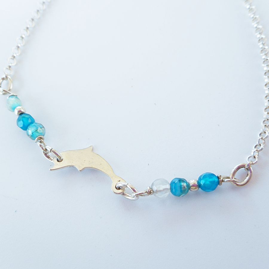 Bracciale con pietre di agata blu e delfino su catena d'argento 925