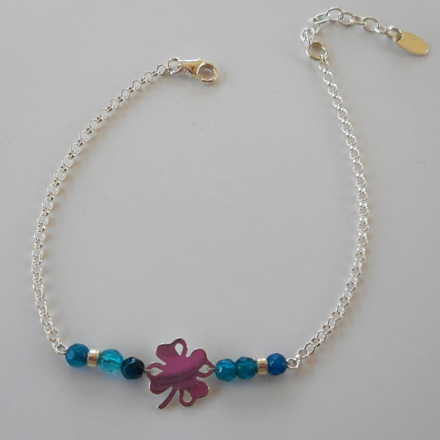 Bracciale con piccole pietre di agata blu e trifoglio su catena d'argento 925