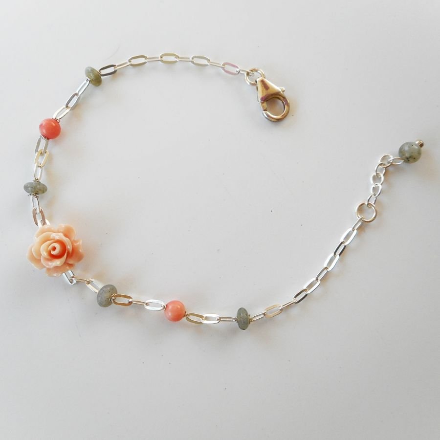 Bracciale in labradorite e corallo con rosa su catena d'argento 925