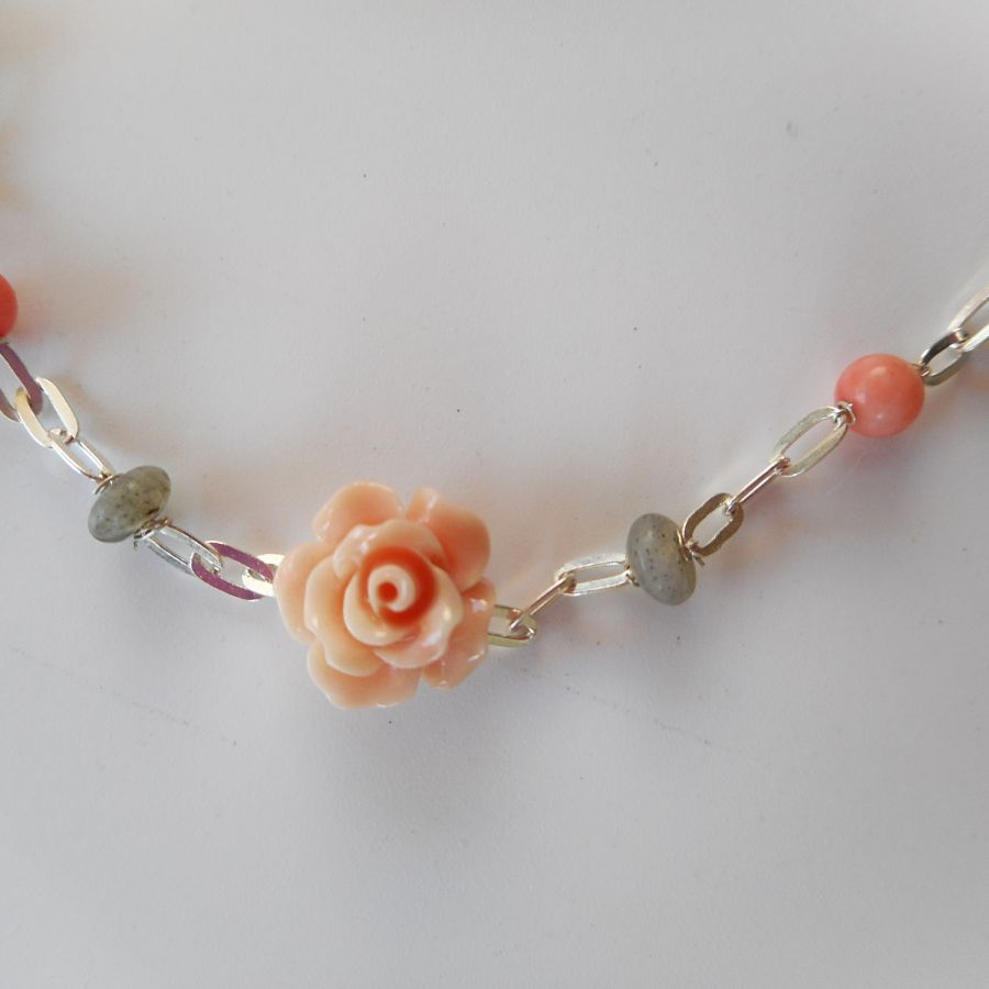 Bracciale in labradorite e corallo con rosa su catena d'argento 925