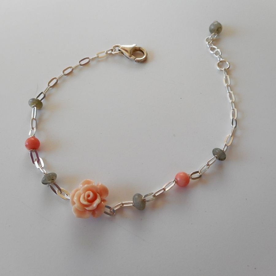 Bracciale in labradorite e corallo con rosa su catena d'argento 925