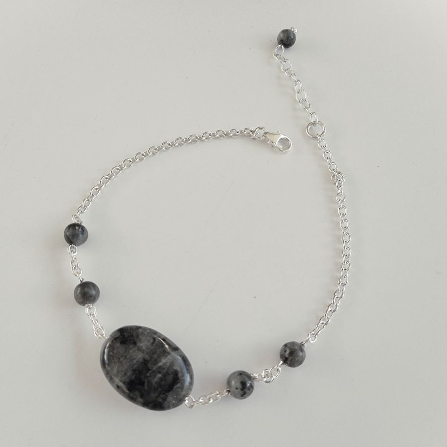 Bracciale in labradorite grigia su catena d'argento 925