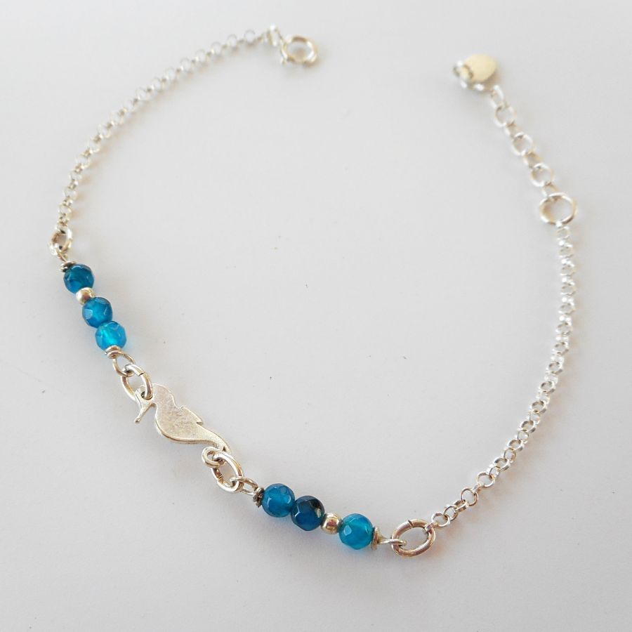 Bracciale con pietre di agata blu e cavalluccio marino su catena d'argento 925