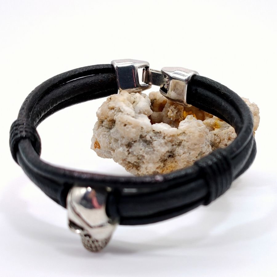 Bracciale con teschio e ossa incrociate su cordoncini di pelle nera