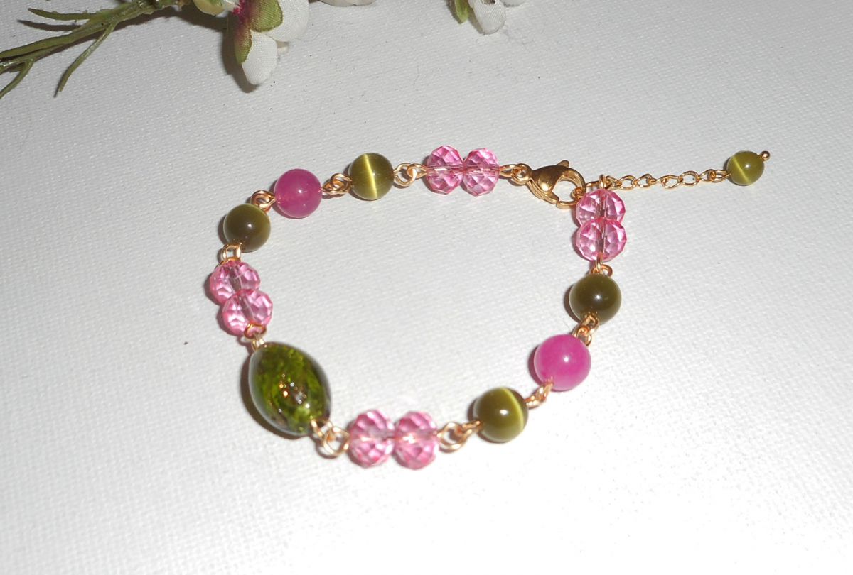 Bracciale in vetro di Murano e cristalli rosa e verdi su catena d'acciaio dorata