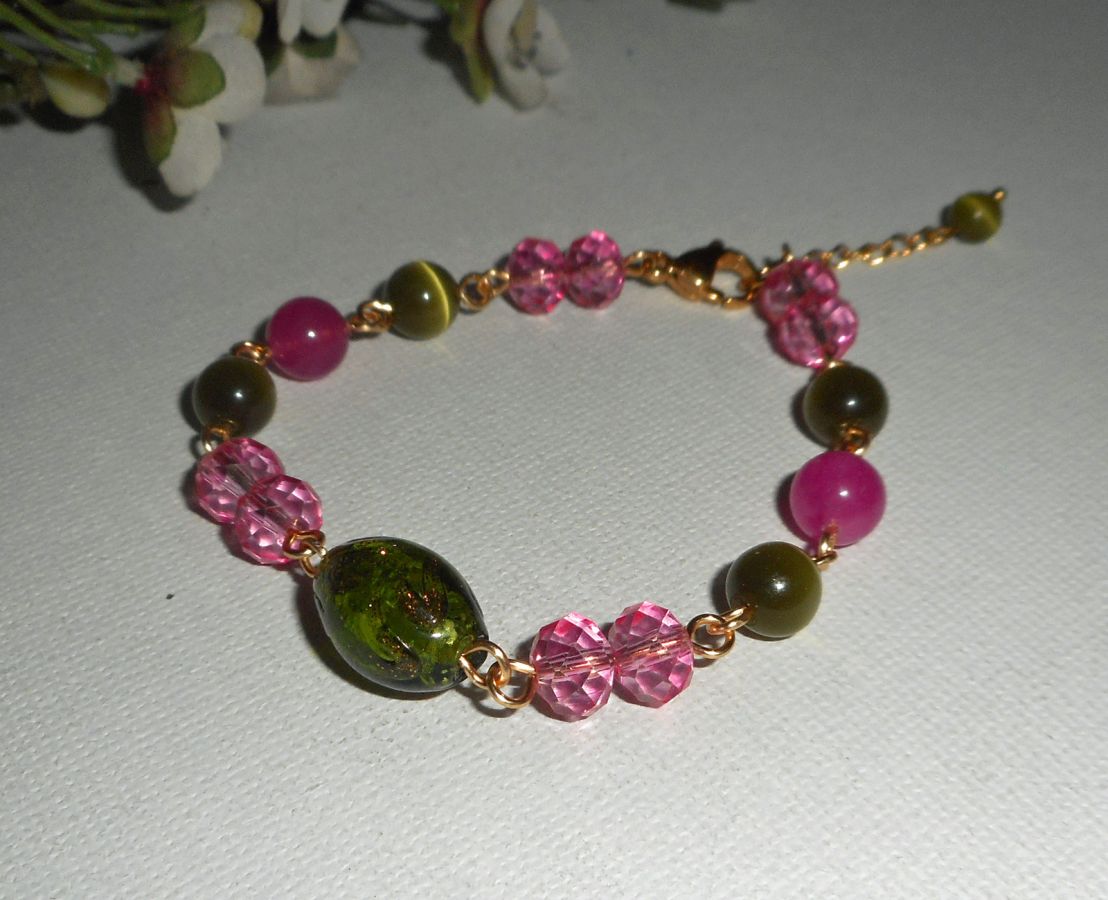 Bracciale in vetro di Murano e cristalli rosa e verdi su catena d'acciaio dorata