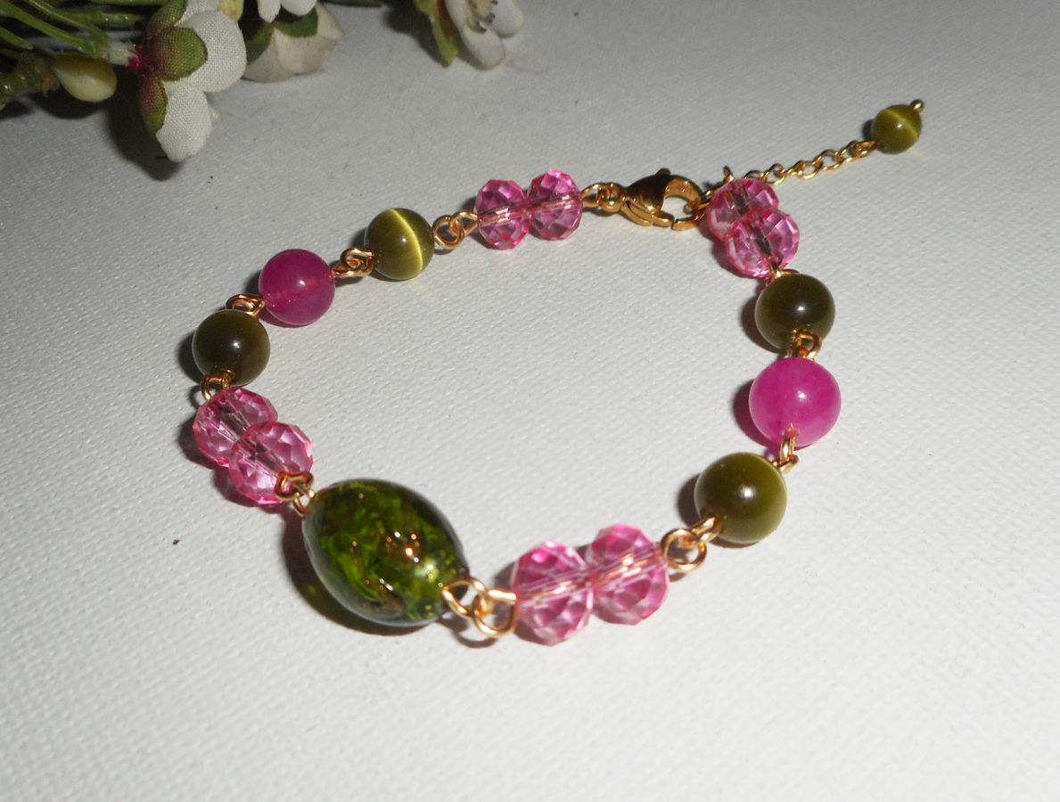 Bracciale in vetro di Murano e cristalli rosa e verdi su catena d'acciaio dorata