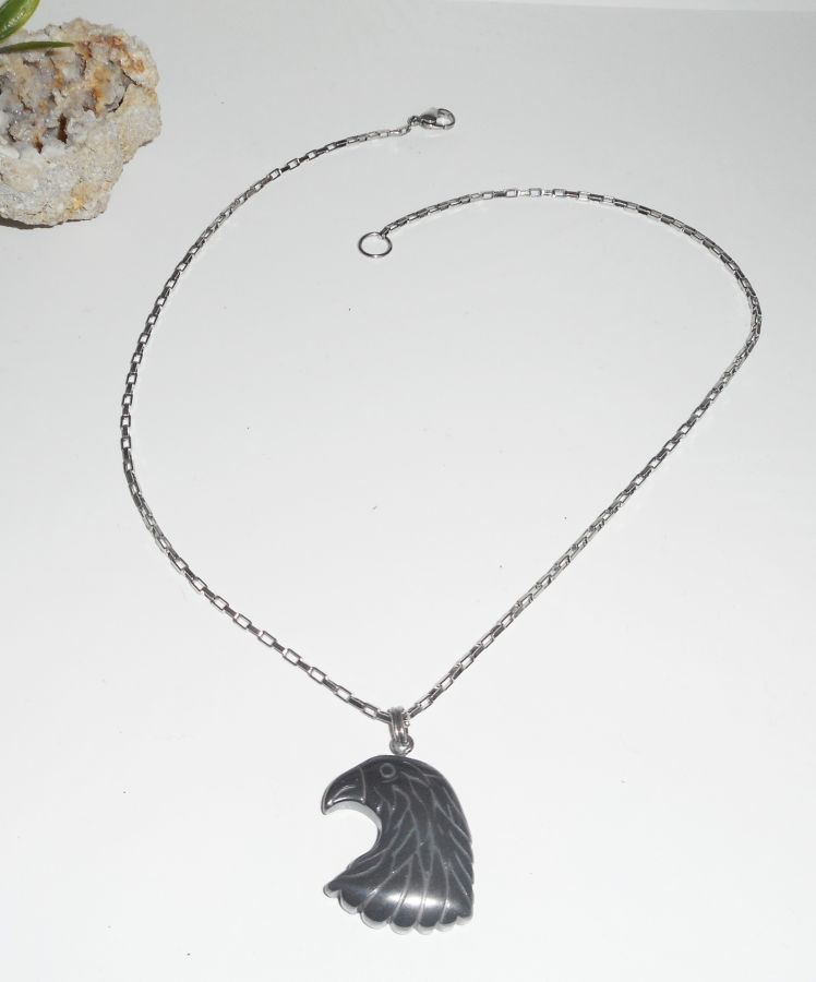 Collana con aquila in pietra ematite su catena in acciaio inossidabile