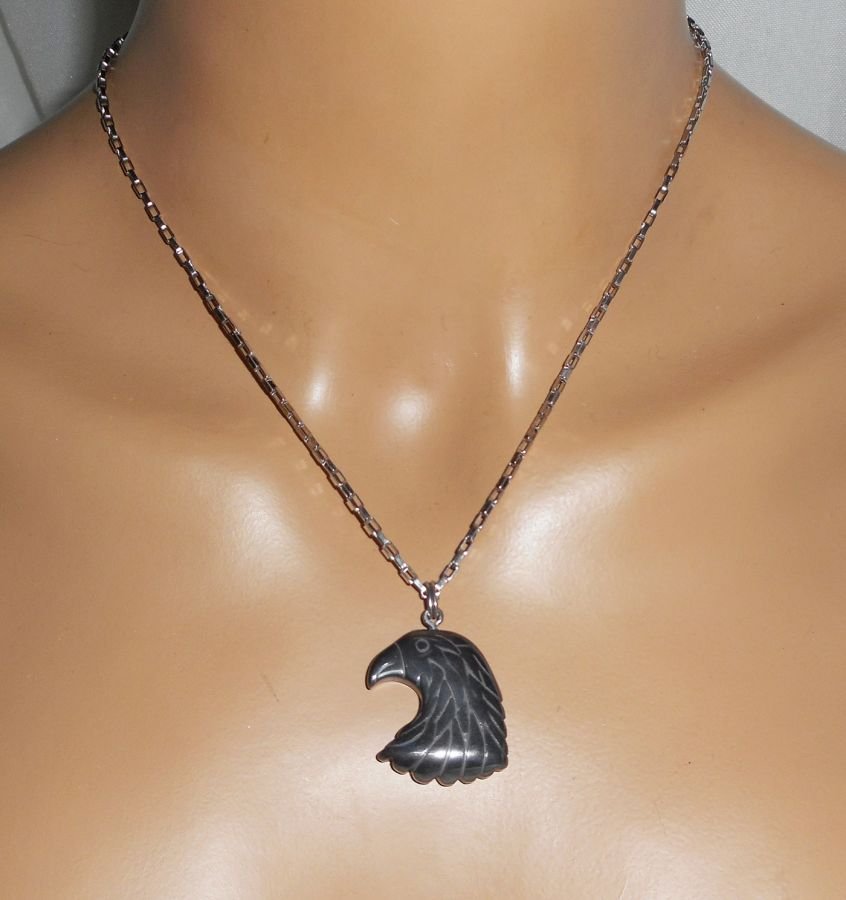 Collana con aquila in pietra ematite su catena in acciaio inossidabile