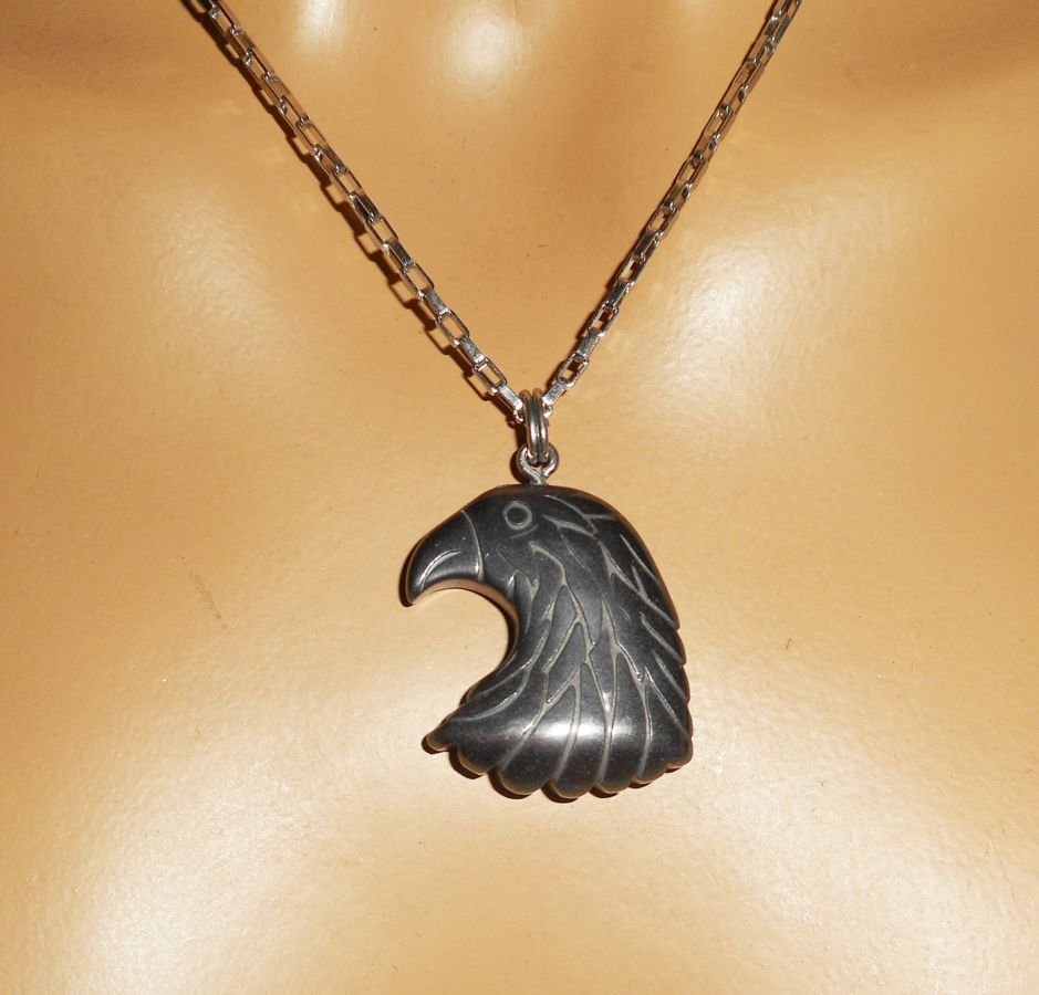 Collana con aquila in pietra ematite su catena in acciaio inossidabile