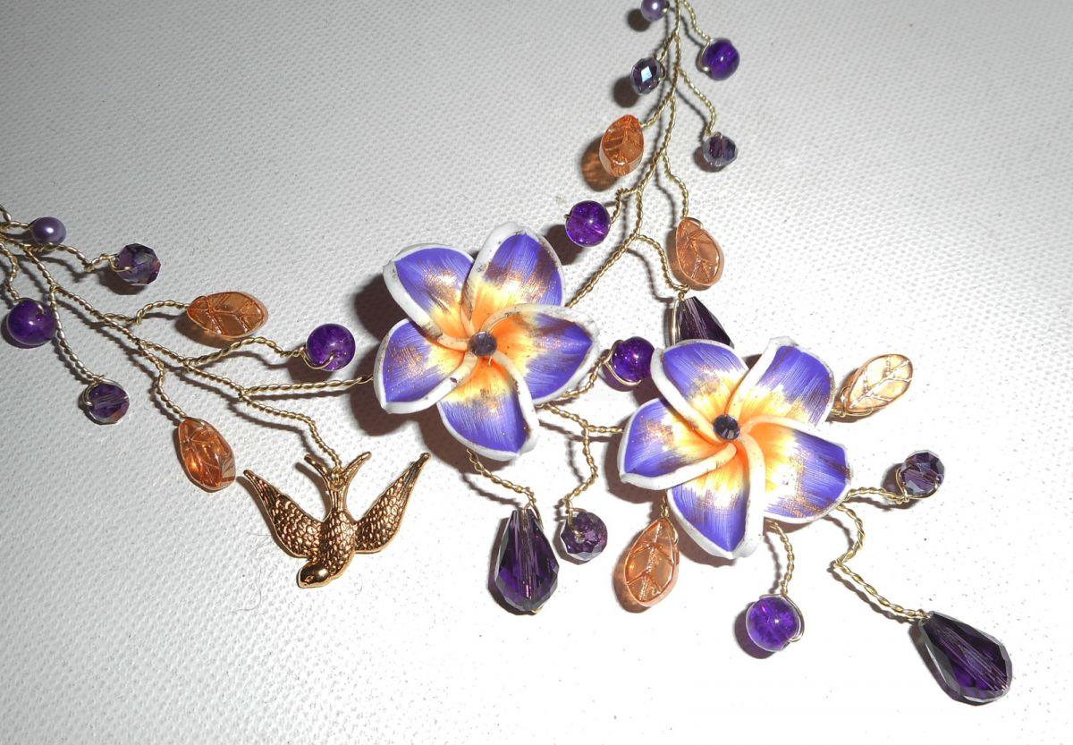 Collana ariosa con fiori di ibisco e perline di cristallo viola