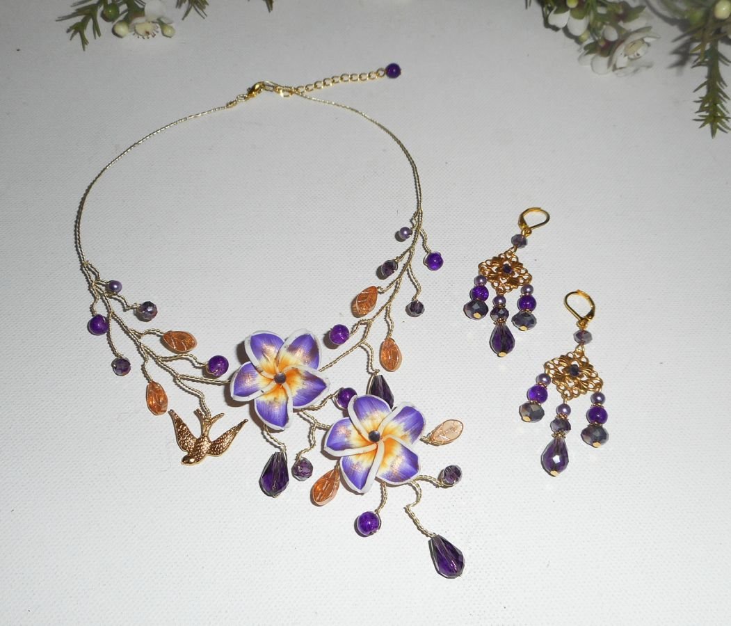 Collana ariosa con fiori di ibisco e perline di cristallo viola