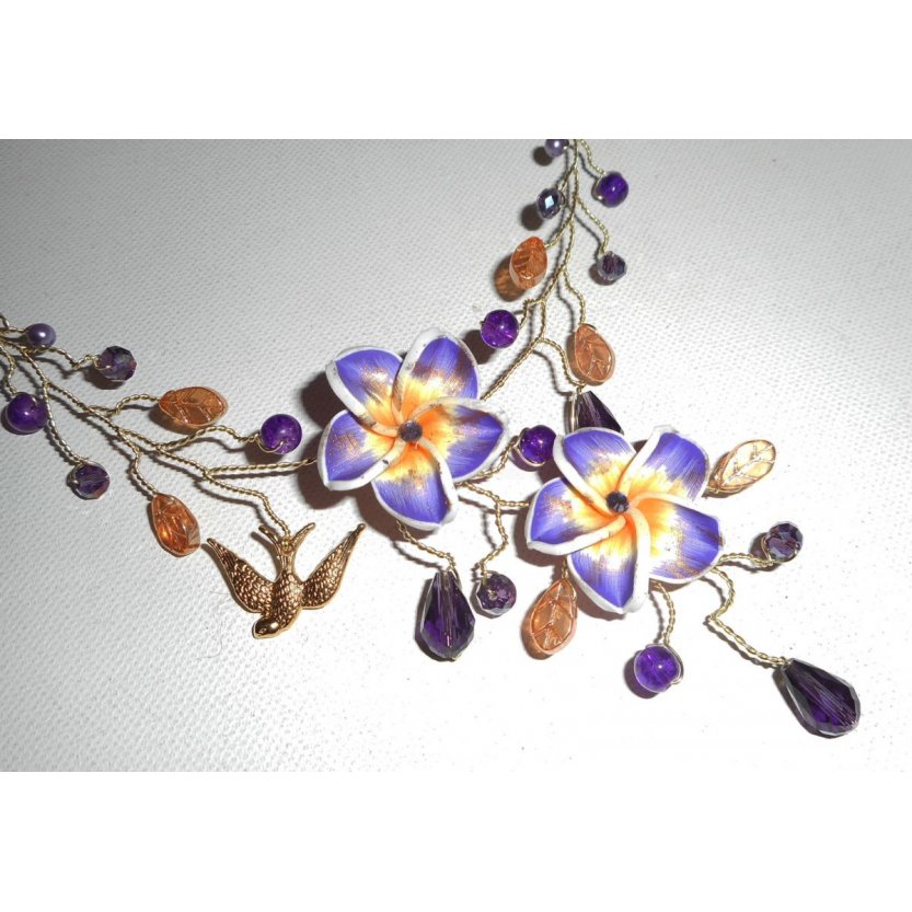 Collana ariosa con fiori di ibisco e perline di cristallo viola